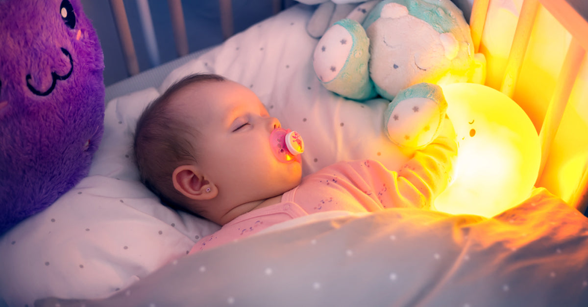 Veilleuse led à projection ciel étoilé bébé fille peau mat rose et doré.
