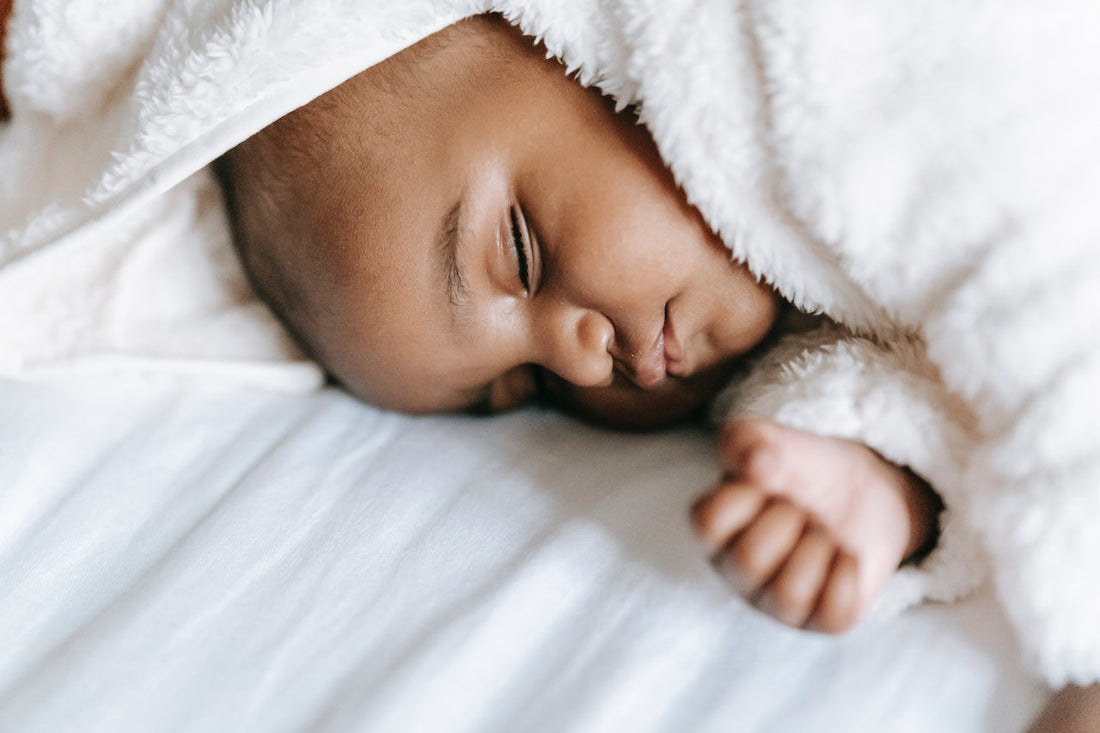 Bébé fille noir avec un petite veilleuse coranique lumineuse