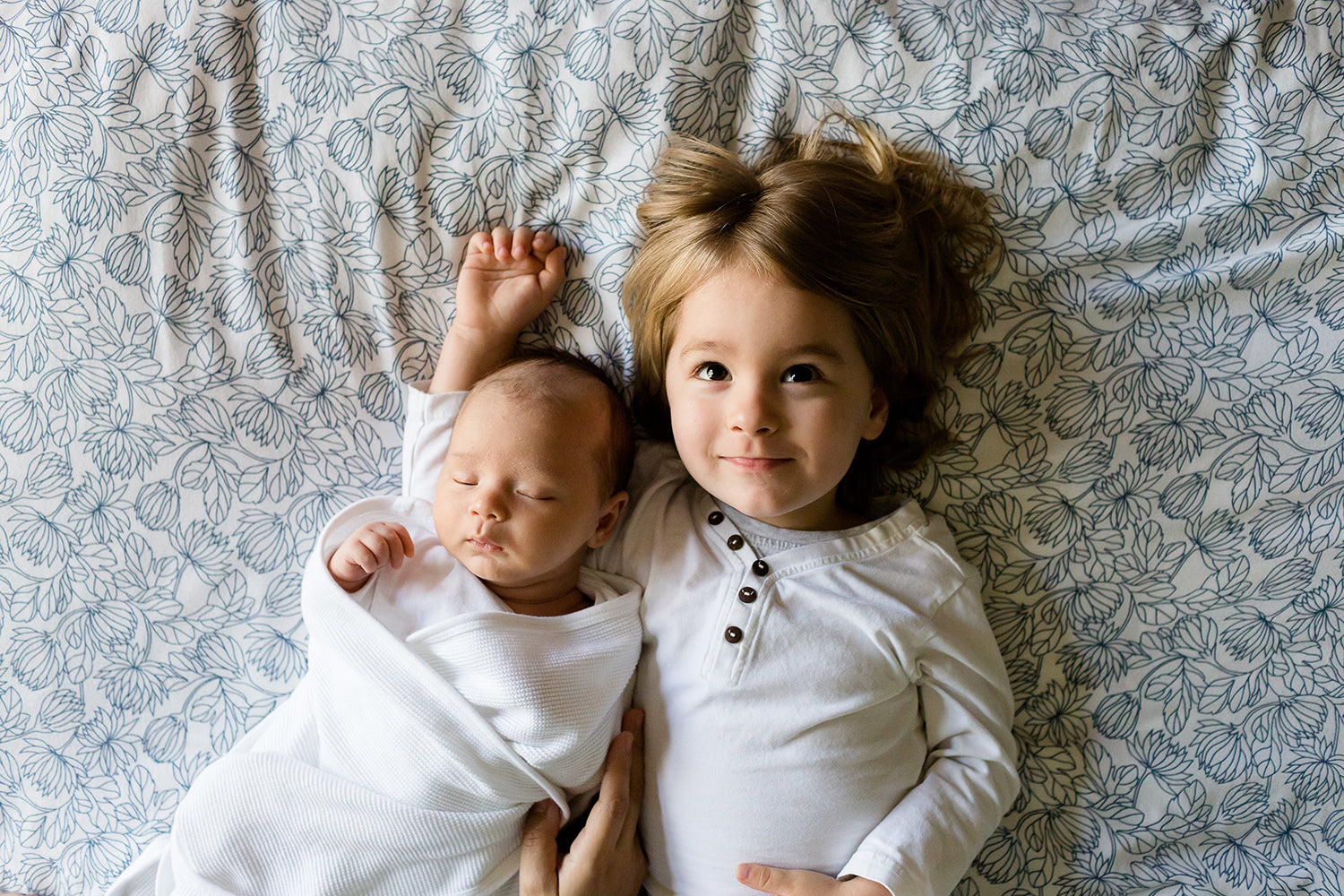 Deux bébés allongés dans un lit