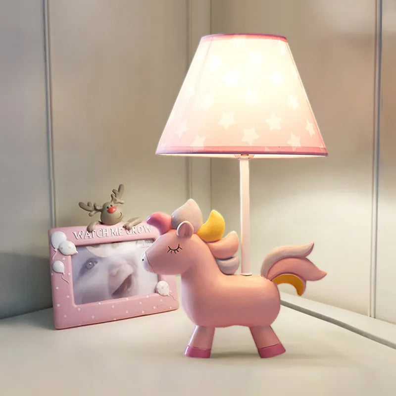 Lampe de chevet en forme de licorne sur une table de chevet vue de près