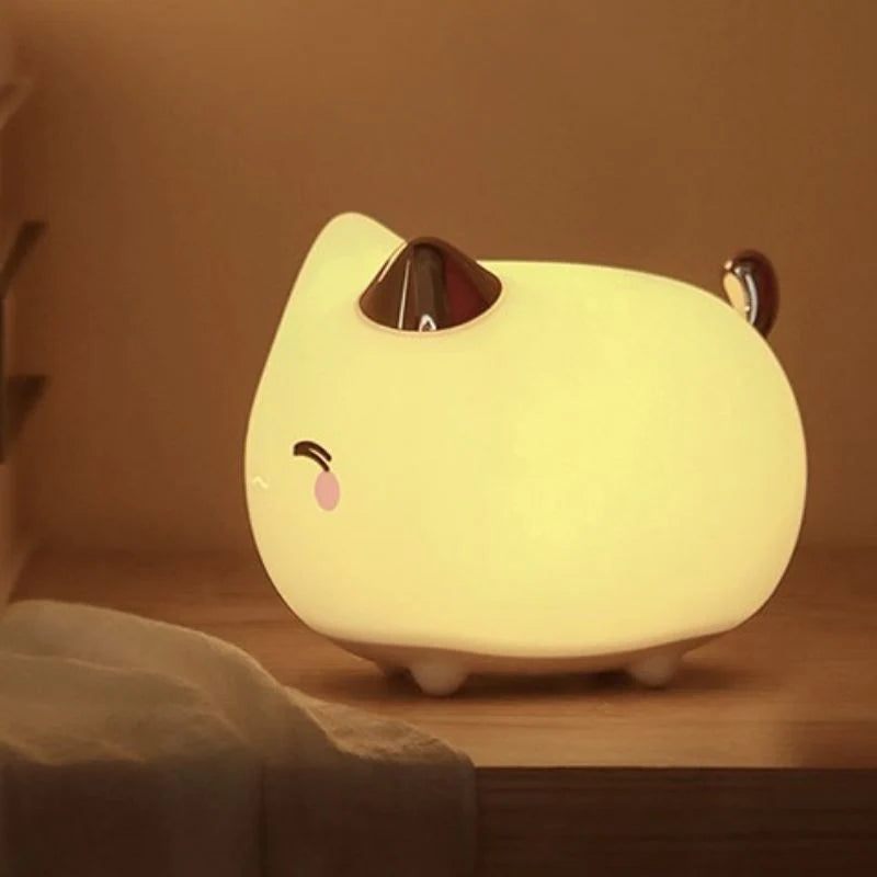 Lampe veilleuse en forme de bébé chat vue de profile