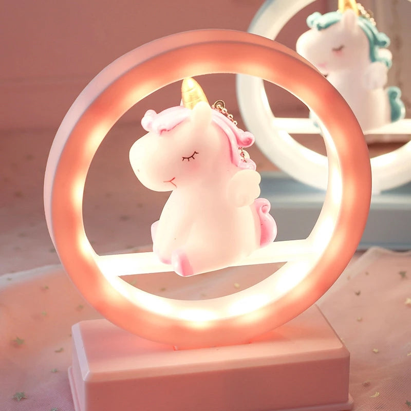 Lampe veilleuse en forme de licorne de couleur rose vue de face