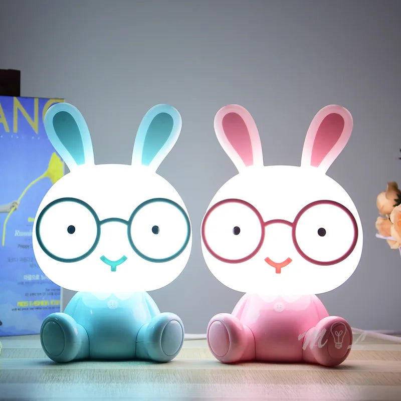 Présentation des veilleuse bébé lapin à lunette avec la fonction de luminosité activée de couleur bleu et rose