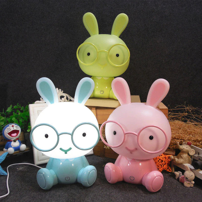 Présentation des veilleuses bébé lapin à lunette avec la fonction lumineuse activée de couleur verte, rose et bleu