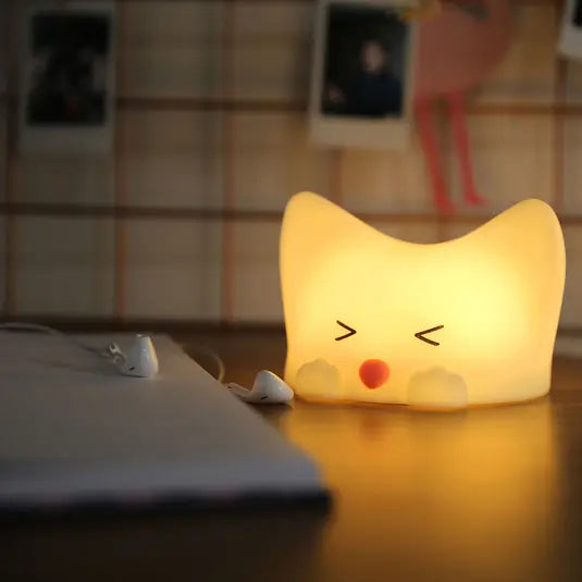 Veilleuse en forme de bébé chat lumineux avec lumière activée vue de face