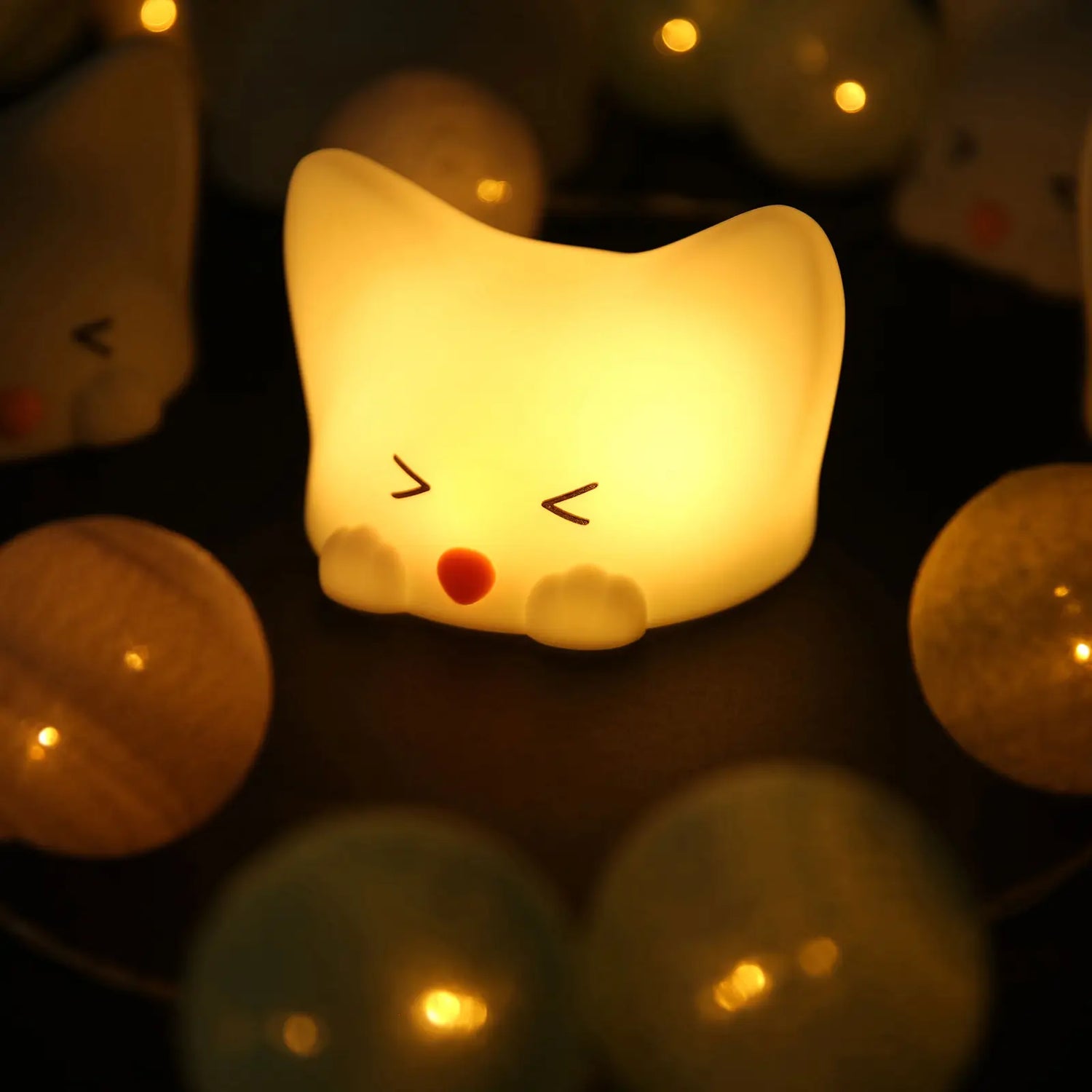 Veilleuse en forme de bébé chat lumineux avec lumière orange activée