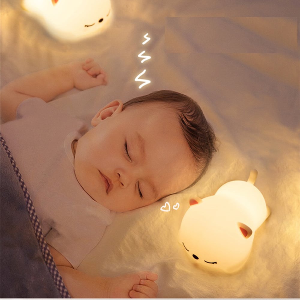 Veilleuse en forme de chaton lumineux pour bébé positionnée dans un lit