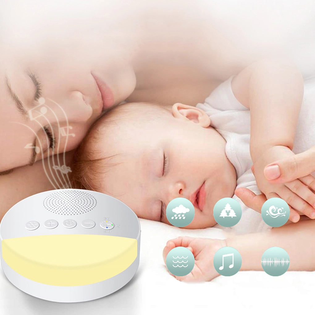 Veilleuse à bruit blanc musicale pour bébé positionné devant un bébé et sa maman