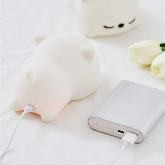 Emplacement de recharge par USB de la veilleuse en forme de chaton lumineux pour bébé