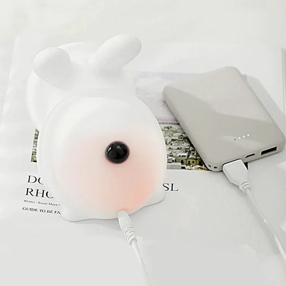 Emplacement du port usb de chargement sur la petite veilleuse en forme de bébé lapin