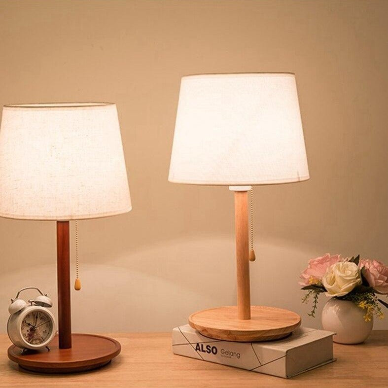 Lampe Chevet Bois Blanc Vintage - Une lampe de chevet vintage en bois blanc pour une décoration intérieure unique et élégante