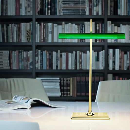 Lampe Bureau Design Italien Minimaliste - Une lampe de bureau design italienne minimaliste pour votre espace de travail