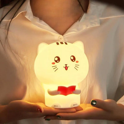 Lampe de chevet en forme de bébé chat présenté dans des mains
