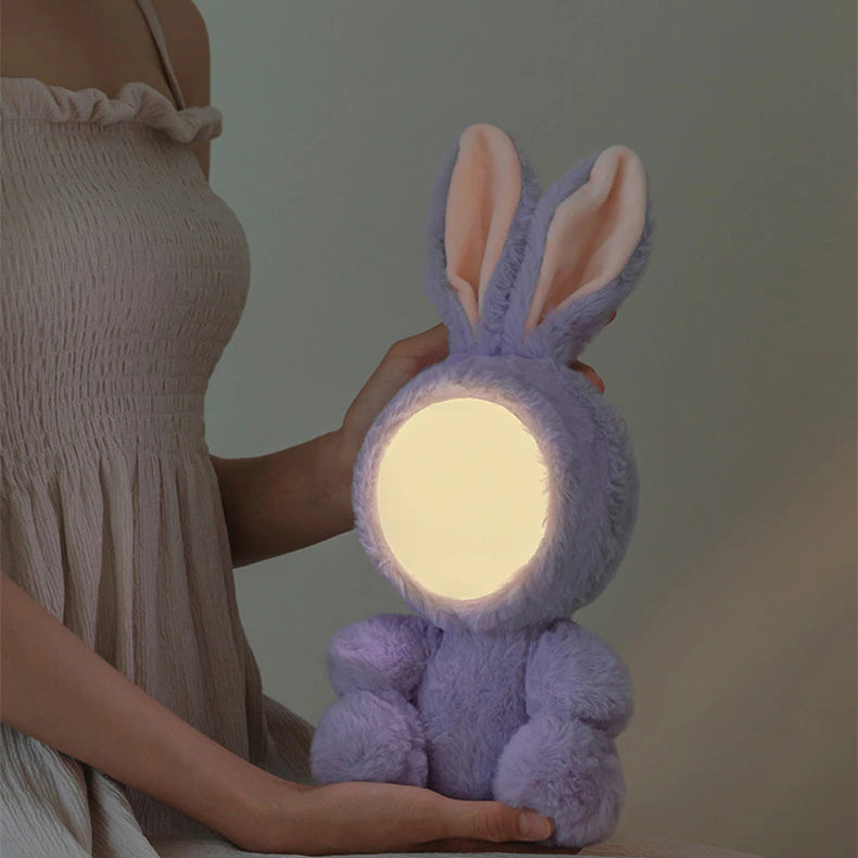 Présentation de la peluche veilleuse en forme de lapin violet par une femme
