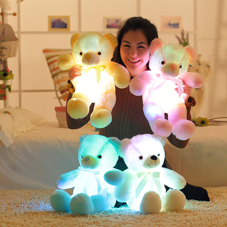 Toutes les couleurs disponibles pour la peluche veilleuse en forme d'ourson lumineux avec lumière activée