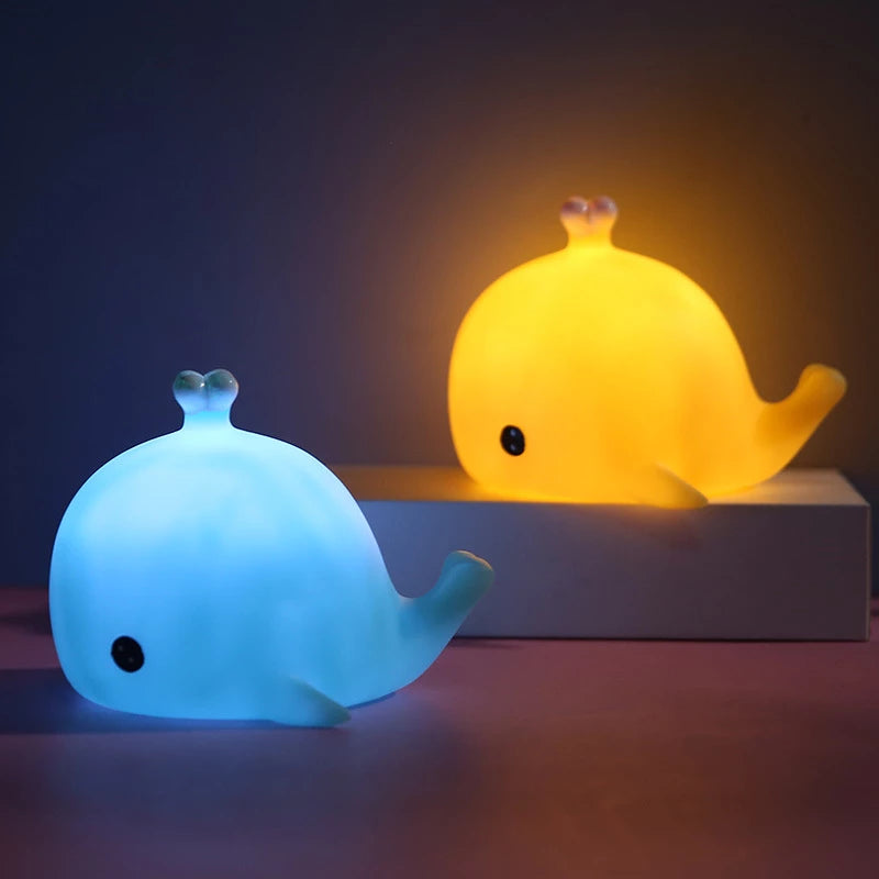Veilleuses en formes de baleines, l'une de couleur bleue et l'autre de couleur orange