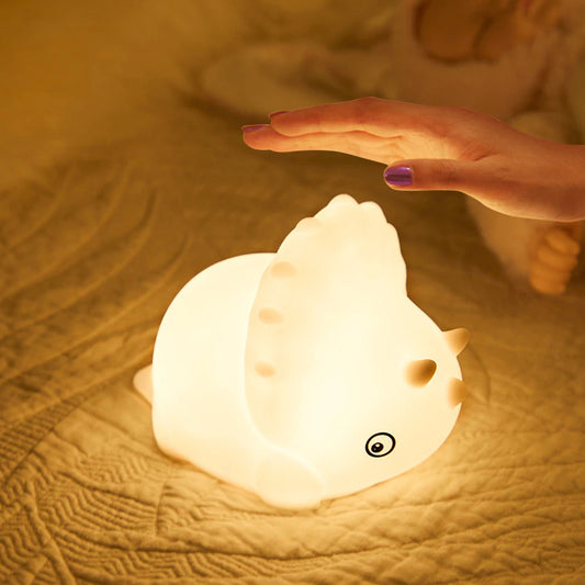 Veilleuse pour bébé en forme d'hippo posée sur un lit
