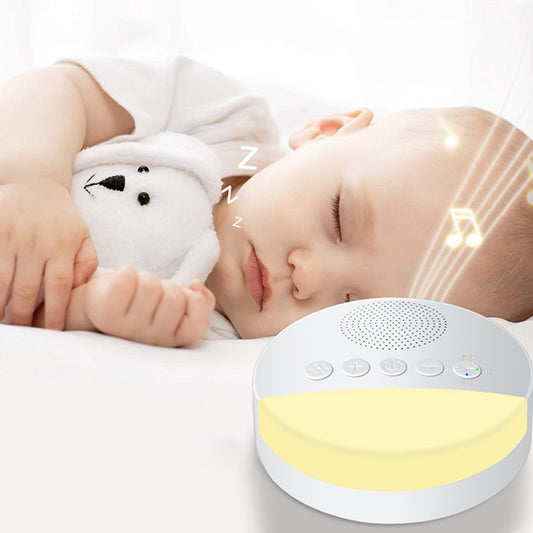 Veilleuse à bruit blanc musicale pour bébé positionné devant un bébé qui dort
