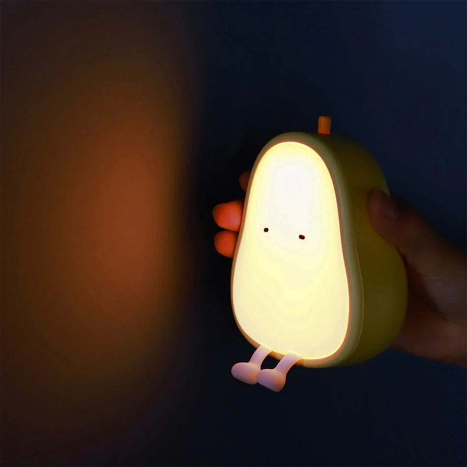 Veilleuse rechargeable en forme de poire pour bébé allumée dans la nuit vue de profile