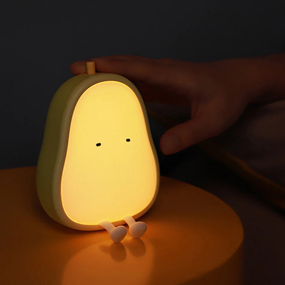 Veilleuse rechargeable en forme de poire pour bébé allumée dans la nuit